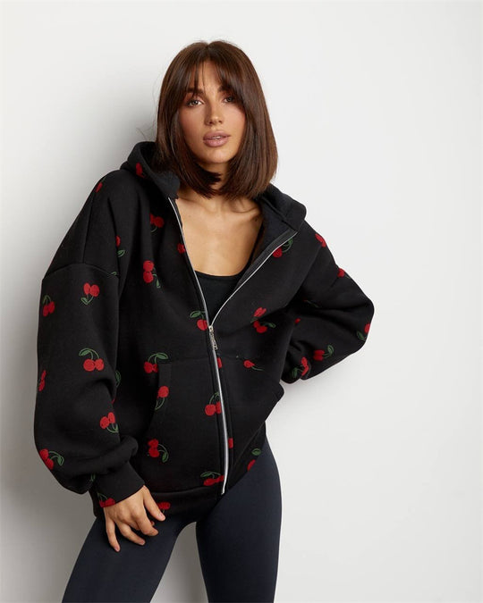 Damen verspielter Kapuzen-Zippullover mit Kirschenprint und oversized Passform Eichborn Berlin