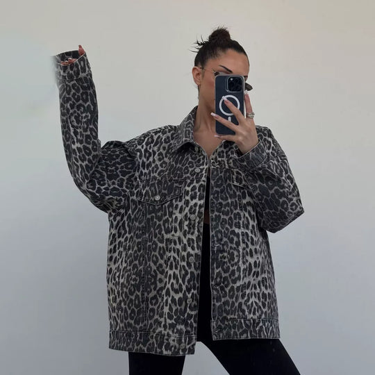 Damen Oversize-Jeansjacke mit Leopardenprint und aufgesetzten Brusttaschen Eichborn Berlin