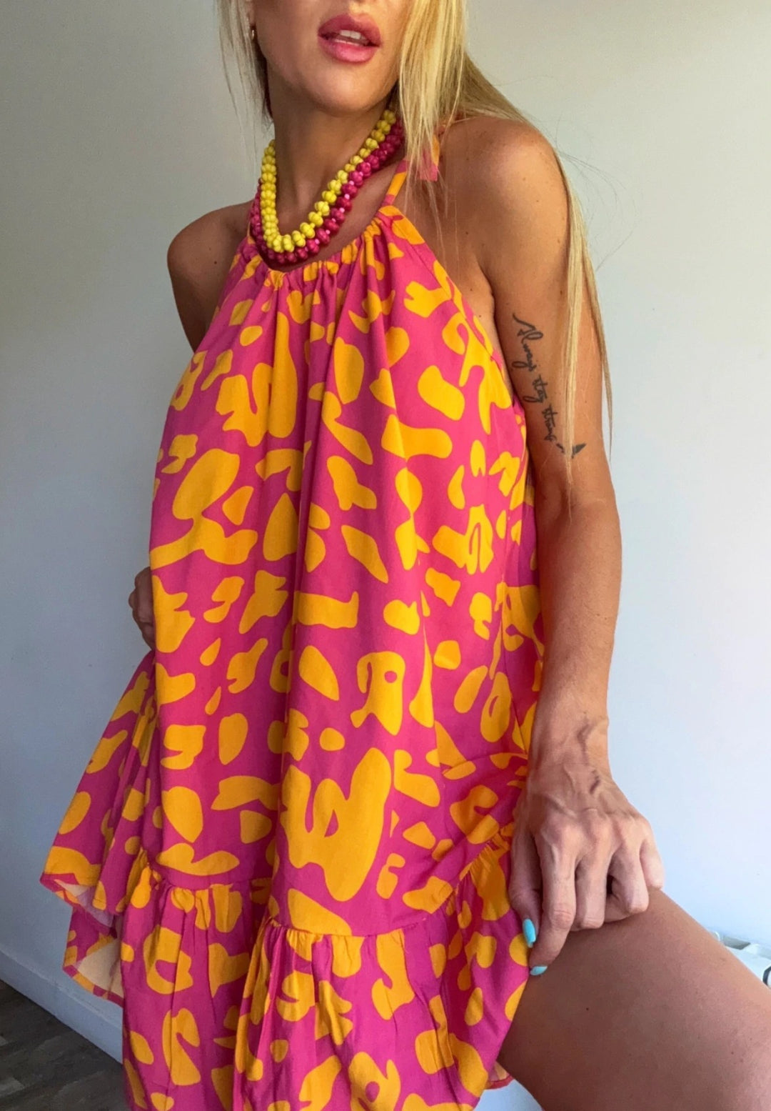 Damen Luftiges Sommerkleid mit asymmetrischem Saum und voluminösen Falten EB