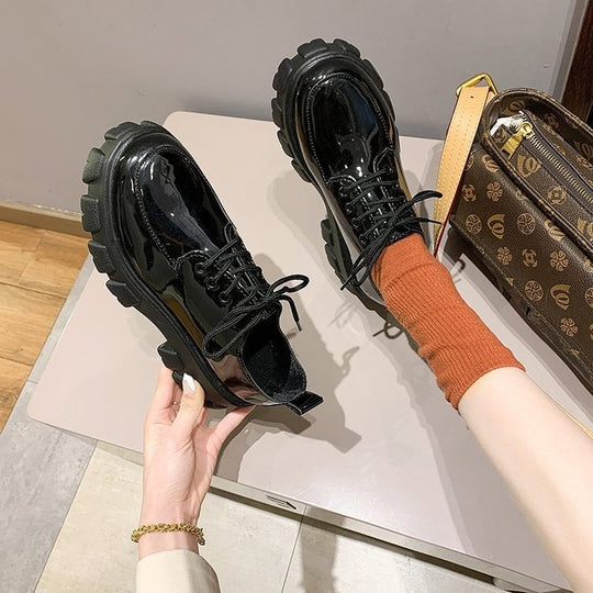 Damen Plateau-Schnürschuhe mit glanzvollem Obermaterial und komfortabler Sohle EB