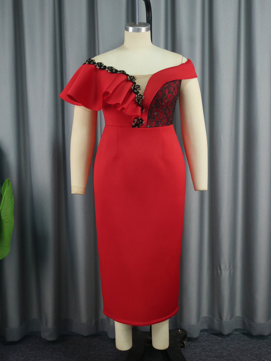Damen elegantes Kleid mit asymmetrischem Schnitt und floralen Akzenten EB