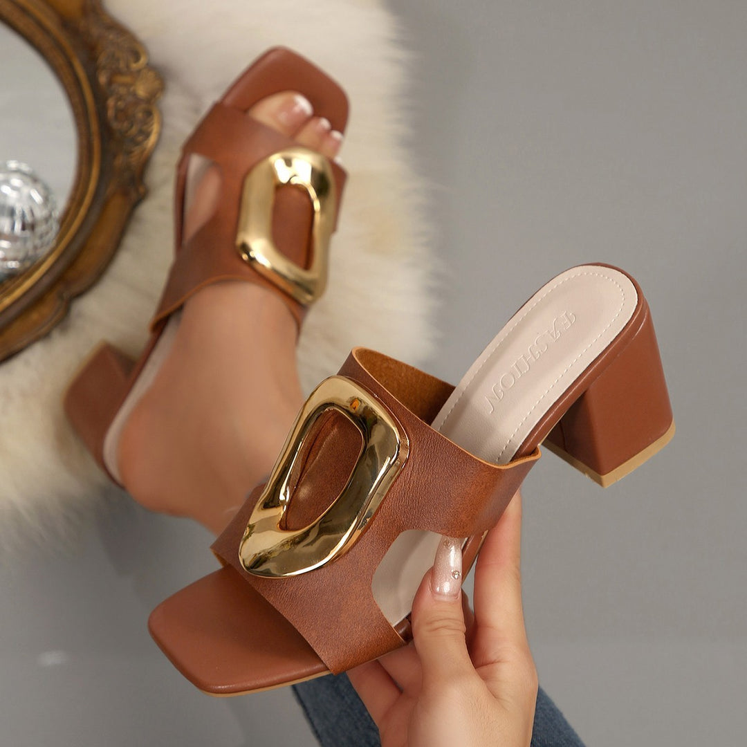 Damen Komfortable Sandaletten mit elegantem goldenen Schmuck-Detail EB