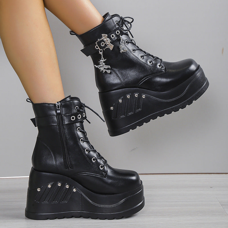Damen nan Gothic Plateau-Stiefelette mit Schnürung, Ösenriemen und Anhänger-Details EB