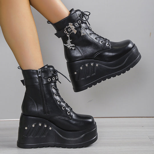 Damen nan Gothic Plateau-Stiefelette mit Schnürung, Ösenriemen und Anhänger-Details EB
