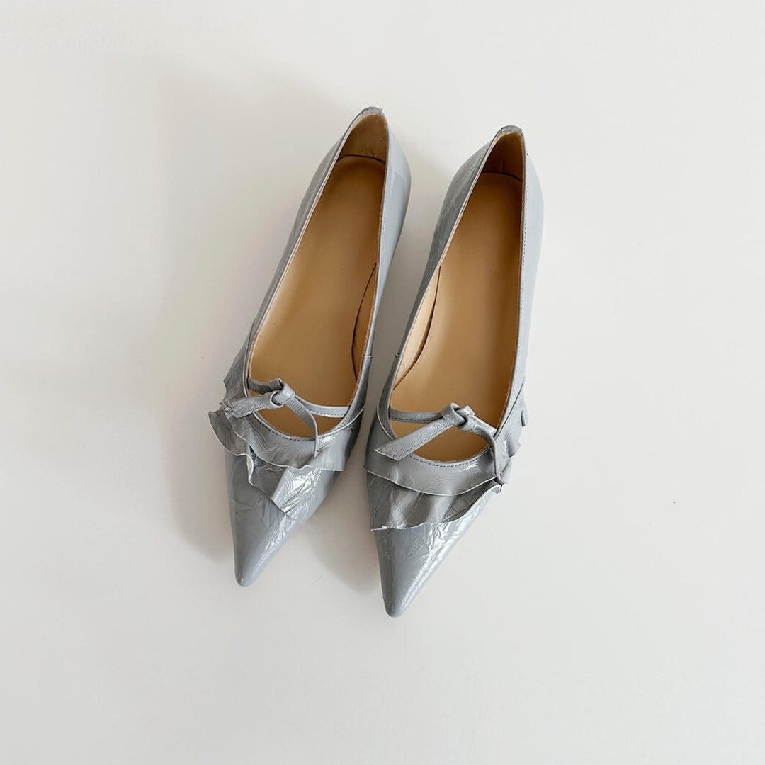 Damen elegante Spitzer Pumps mit Rüschen und dekorativem Riemen EB
