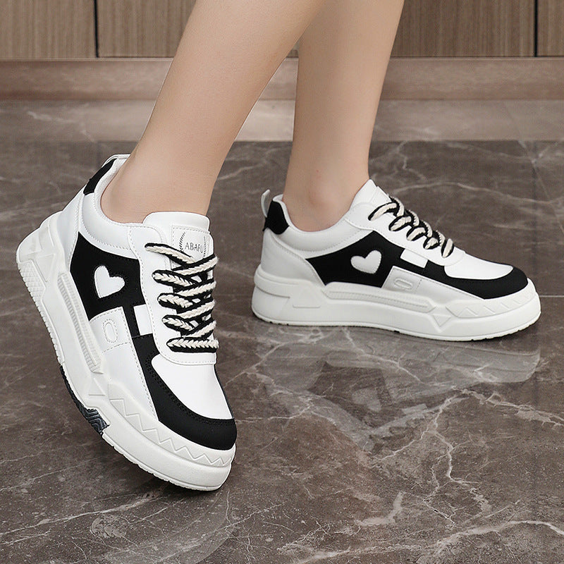 Damen modische Sneaker mit herzförmiger Applikation und robustem Sohlendesign EB