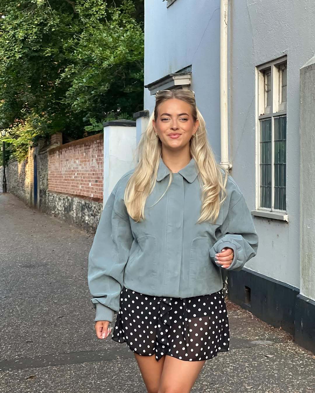 Damen Kurze Bomberjacke aus weichem Material mit einem lässigen Schnitt EB
