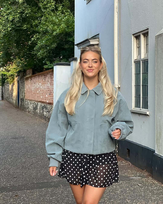 Damen Kurze Bomberjacke aus weichem Material mit einem lässigen Schnitt EB
