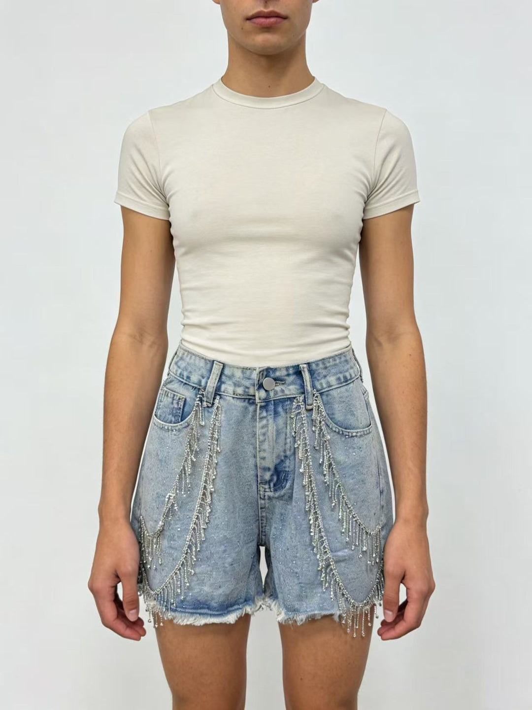 Damen Designer Denim-Shorts mit trendigen Kettenverzierungen EB