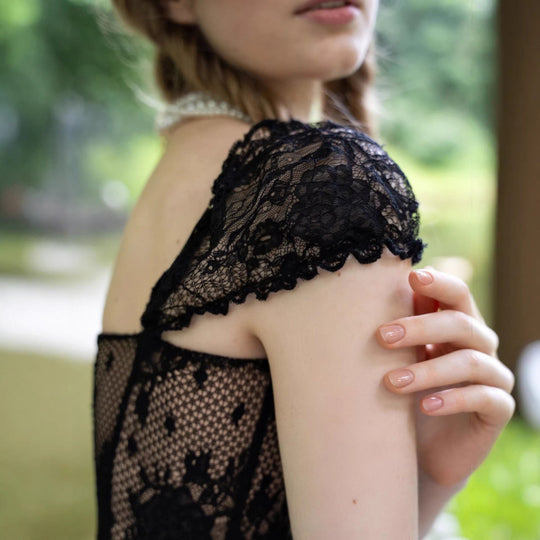 Damen Spitzenkleid mit verspielten Rüschendetails und transparentem Design EB