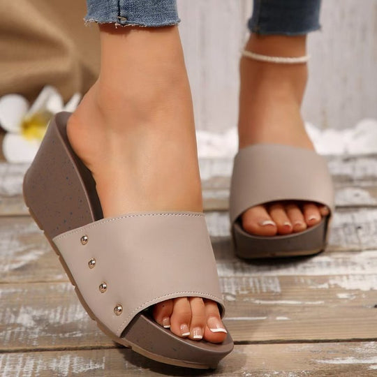 Damen Keil-Pantoletten mit breitem Riemen, Nietenakzent und ergonomischer Keilsohle EB