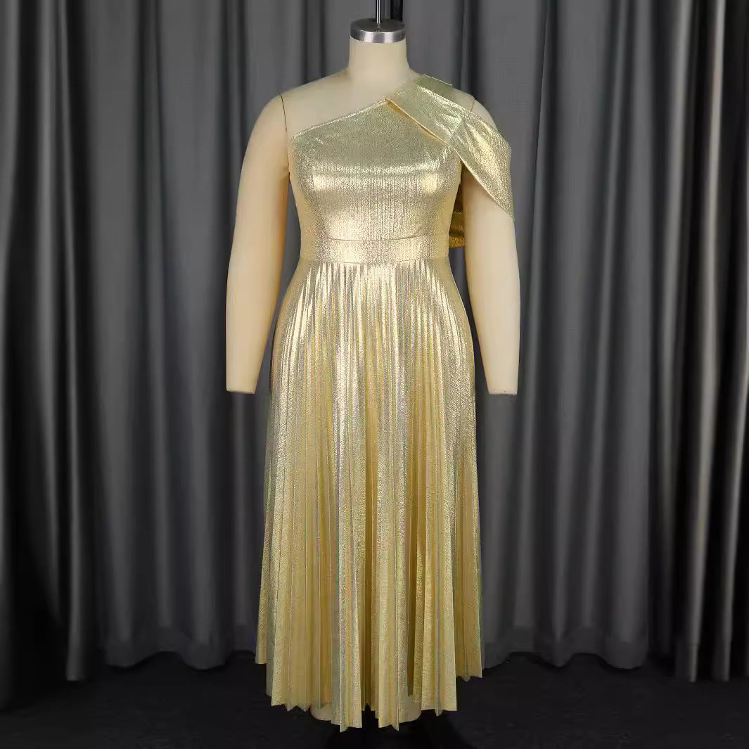 Damen Glamouröses Maxikleid mit hochmodernem asymmetrischem Schnitt und schimmerndem Material EB