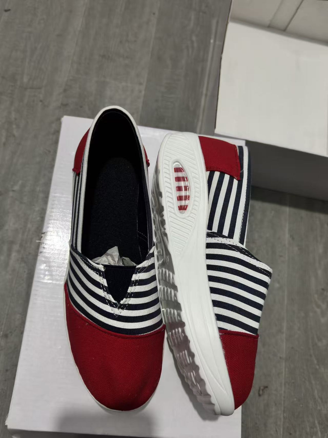 Damen Komfortable Freizeit-Sneaker mit modischem Streifenmuster EB