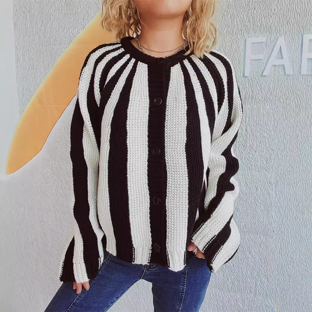Damen gemütlicher Strickcardigan mit gestreiftem Design und modernen Knopfdetails EB