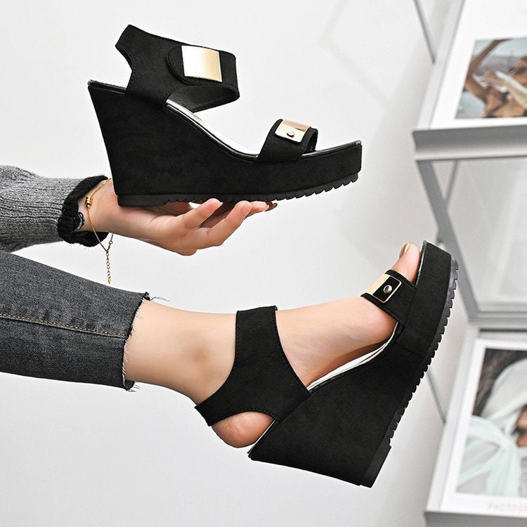 Damen nan Keilabsatz-Sandalette mit Plateau und metallischen Details EB
