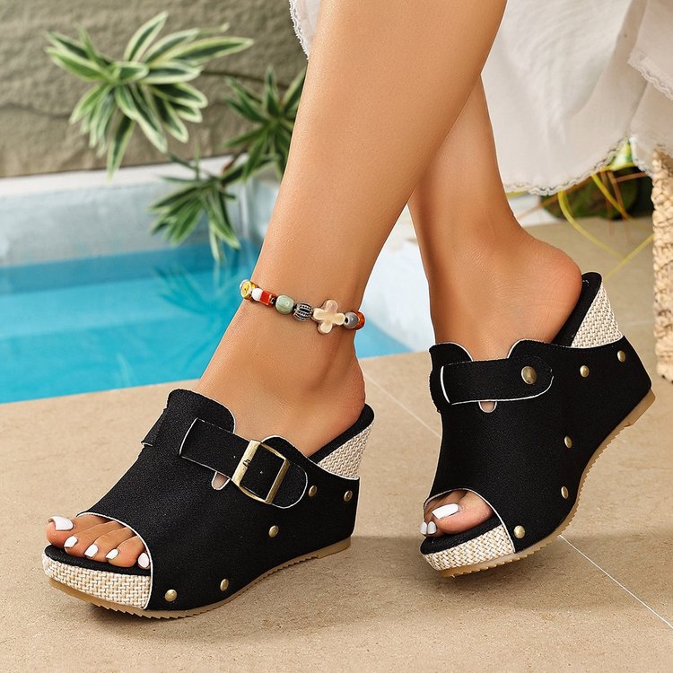 Damen Komfortable Wedge-Pantoletten mit elegantem Riemen und modischen Nieten EB