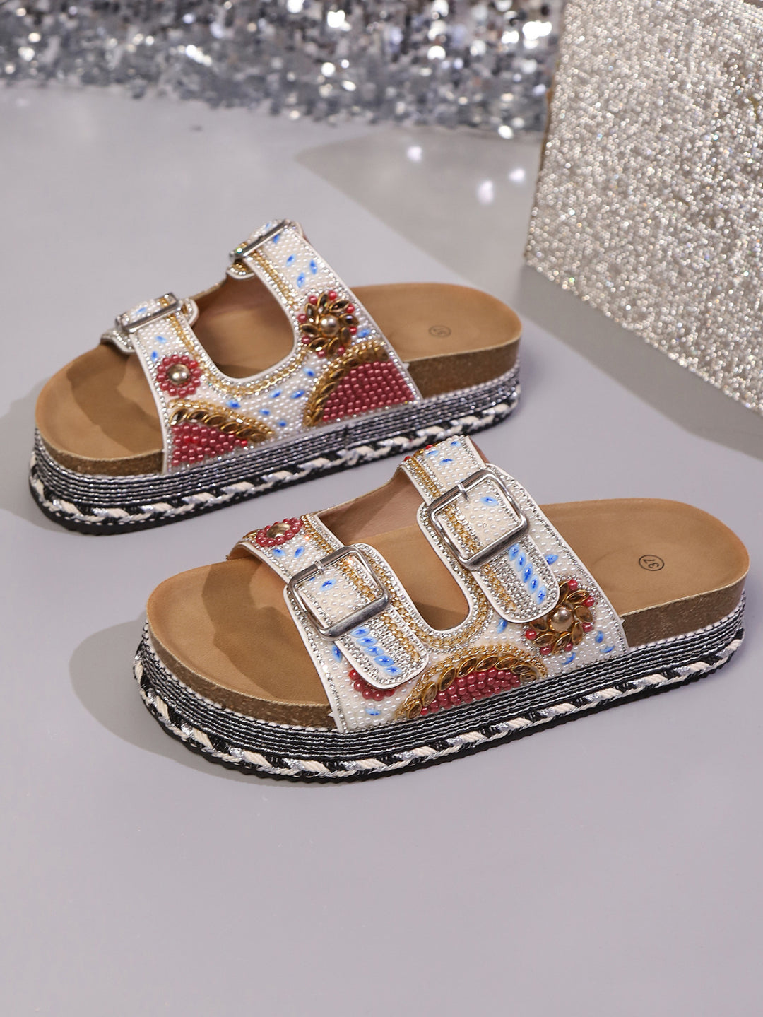 Damen Modische Riemensandalen mit kunstvollen Perlen-Details EB