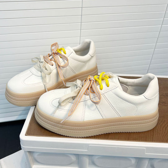 Damen Komfortable Sneaker mit praktischem Plateau und farbigen Schnürsenkeln EB