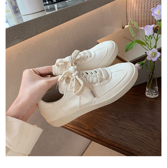Damen Sportliche Sneaker mit minimalistischer Silhouette und atmungsaktiver Oberflächenstruktur EB