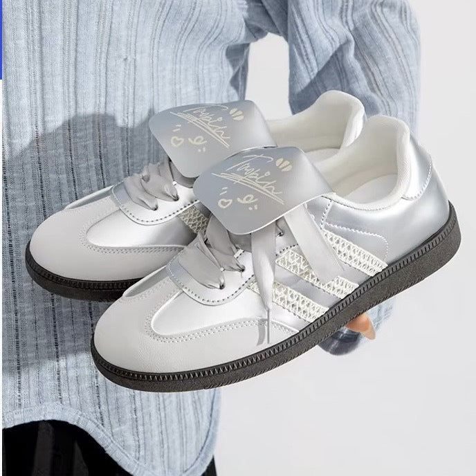 Damen Sneaker mit glänzendem Obermaterial und einzigartigem Design EB