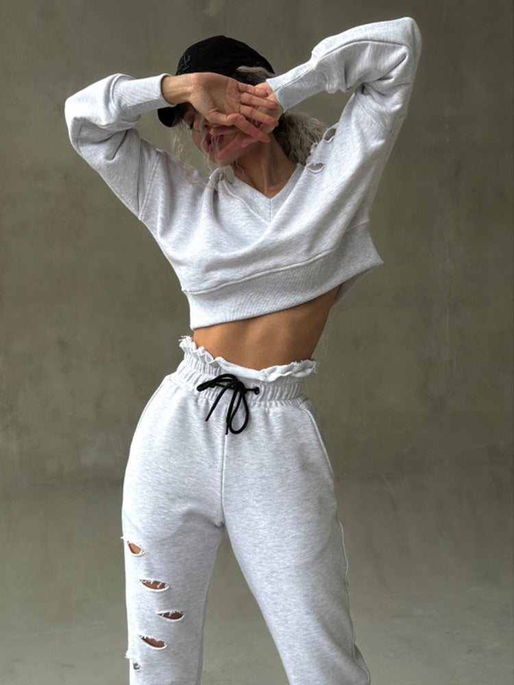 Damen kurzgeschnittenes Sweat-Set mit V-Ausschnitt, Rüschenbund Highwaist Jogginghose und Distressed-Details Eichborn Berlin