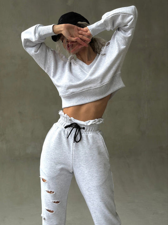 Damen kurzgeschnittenes Sweat-Set mit V-Ausschnitt, Rüschenbund Highwaist Jogginghose und Distressed-Details Eichborn Berlin