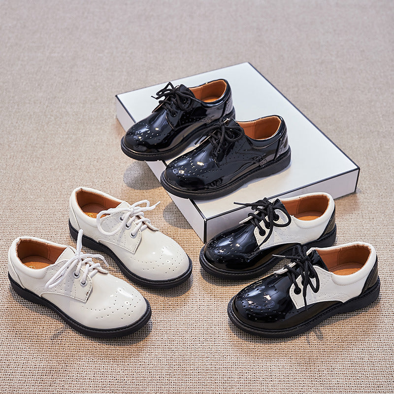 Damen Klassische Lacklederschuhe mit perforierten Details EB