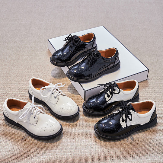 Damen Klassische Lacklederschuhe mit perforierten Details EB
