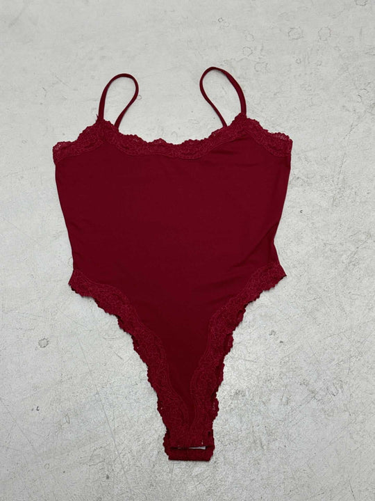 Damen eleganter Bodysuit mit Spitzenakzenten und verstellbaren Trägern EB