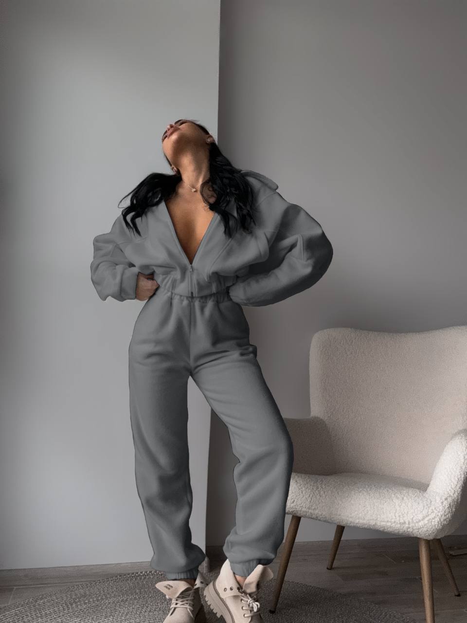 Damen kurzes Reißverschluss-Hoodie mit elastischem Bund und schmal zulaufender High-Waist-Jogginghose aus schwerem French-Terry Eichborn Berlin
