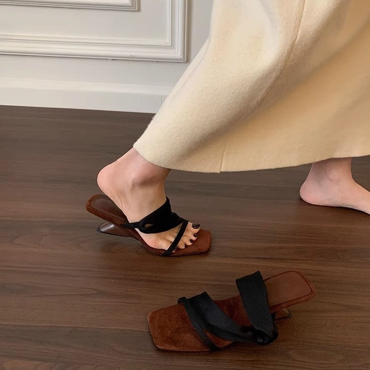 Damen Bockabsatz Mules mit strapazierfähigem Obermaterial und elegantem Riemendesign EB