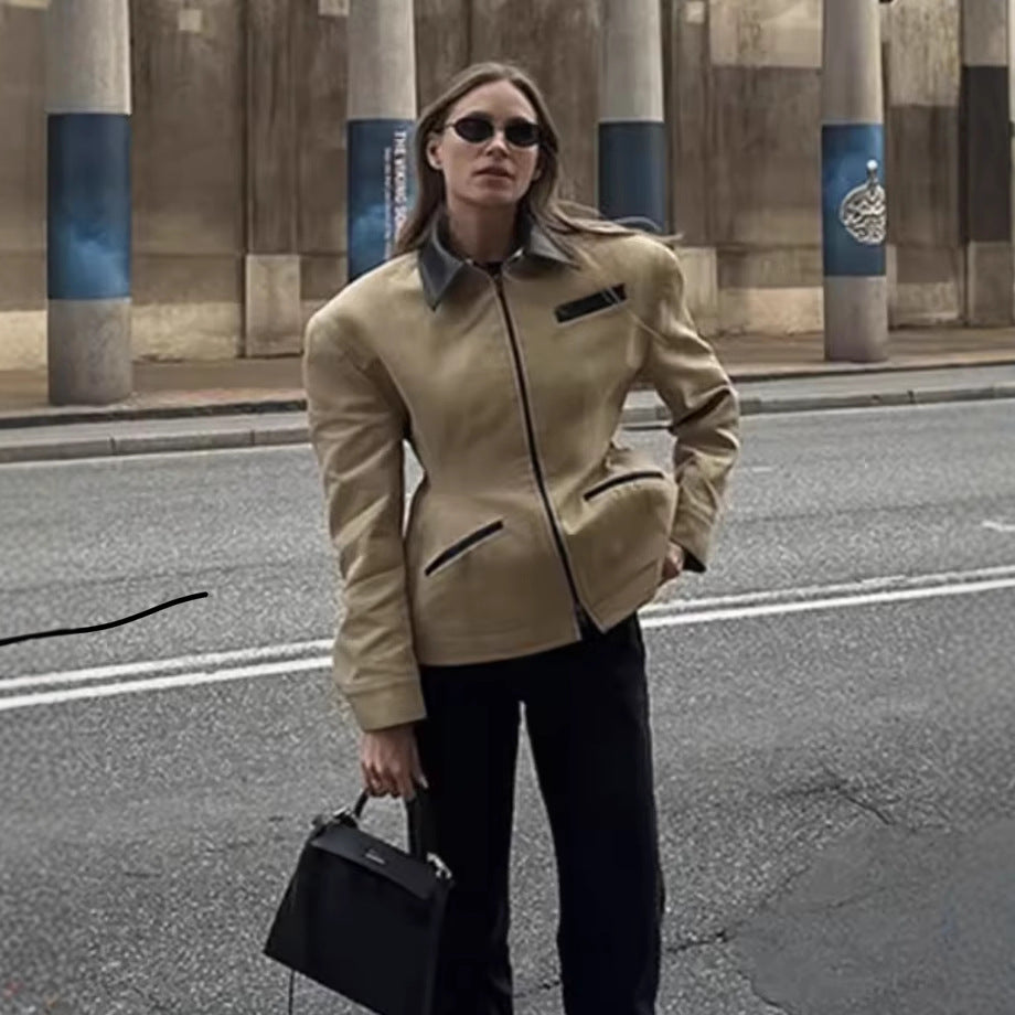 Damen Designer Steppjacke mit aufregendem Kontrastkragen und minimalistischen Taschen EB