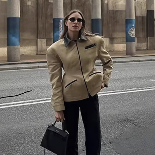Damen Designer Steppjacke mit aufregendem Kontrastkragen und minimalistischen Taschen EB