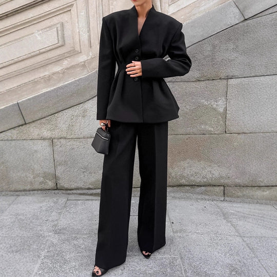 Damen Eleganter Blazer-Hosenanzug mit taillierter Silhouette und klassischen Knopfdetails EB