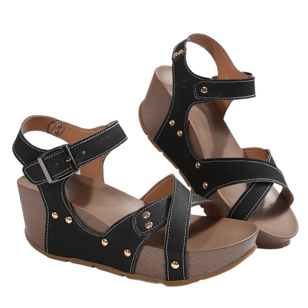 Damen Wedge-Sandalen mit verstellbarem Riemen und modischen Metallakzenten EB