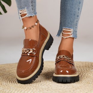 Damen Loafers mit glänzender Lackoberfläche und dekorativer Kettenakzent EB