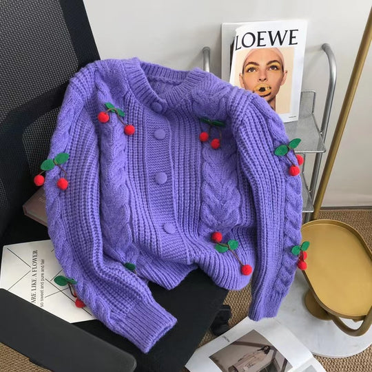 Damen Strickjacke mit verspieltem Kirschmotiv und eleganten Zopfmustern EB