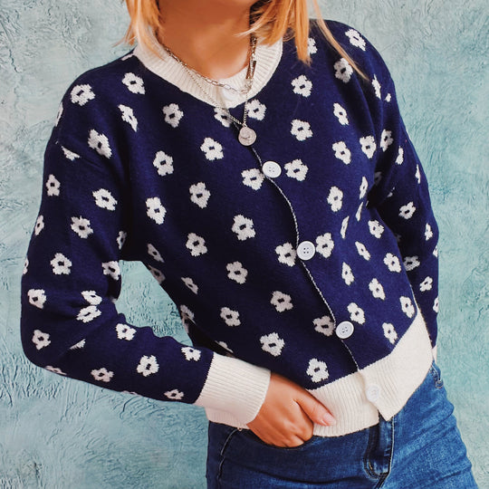 Damen Strickjacke mit floralem Muster und modischen Knopfdetails EB