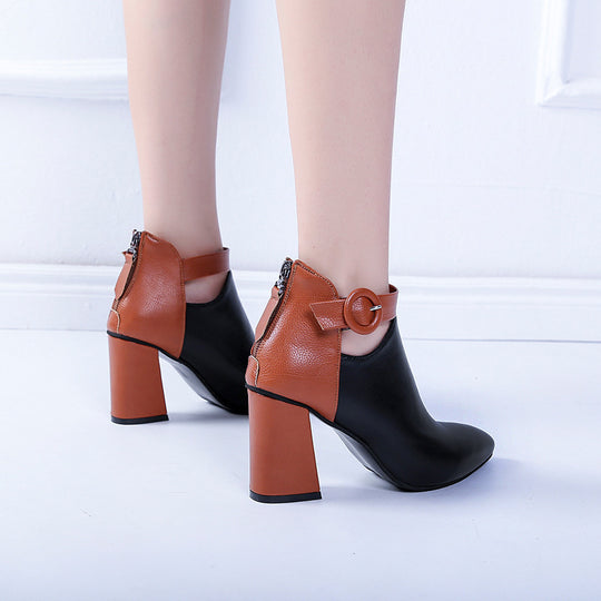 Damen nan elegante spitze Kurzstiefelette mit Fersenreißverschluss, dekorativem Knöchelriemen und skulpturellem Blockabsatz EB