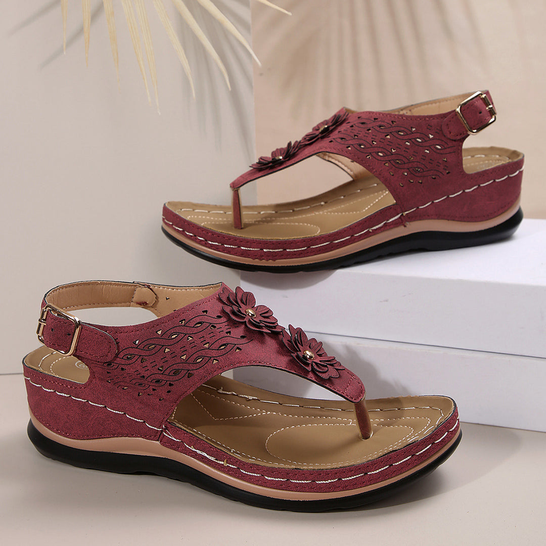 Damen Zehenstegsandalen mit floralen Lochdesign und komfortabler Fußbettgestaltung EB