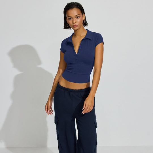 Damen Polo-Shirt mit kurzem Schnitt und modischer Knopfleiste EB