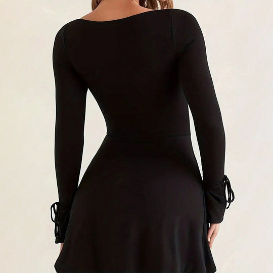 Damen figurbetontes Minikleid mit quadratischem Ausschnitt langen Ärmeln Bindbändern an den Ärmelabschlüssen und seitlichem Schlitz Eichborn Berlin
