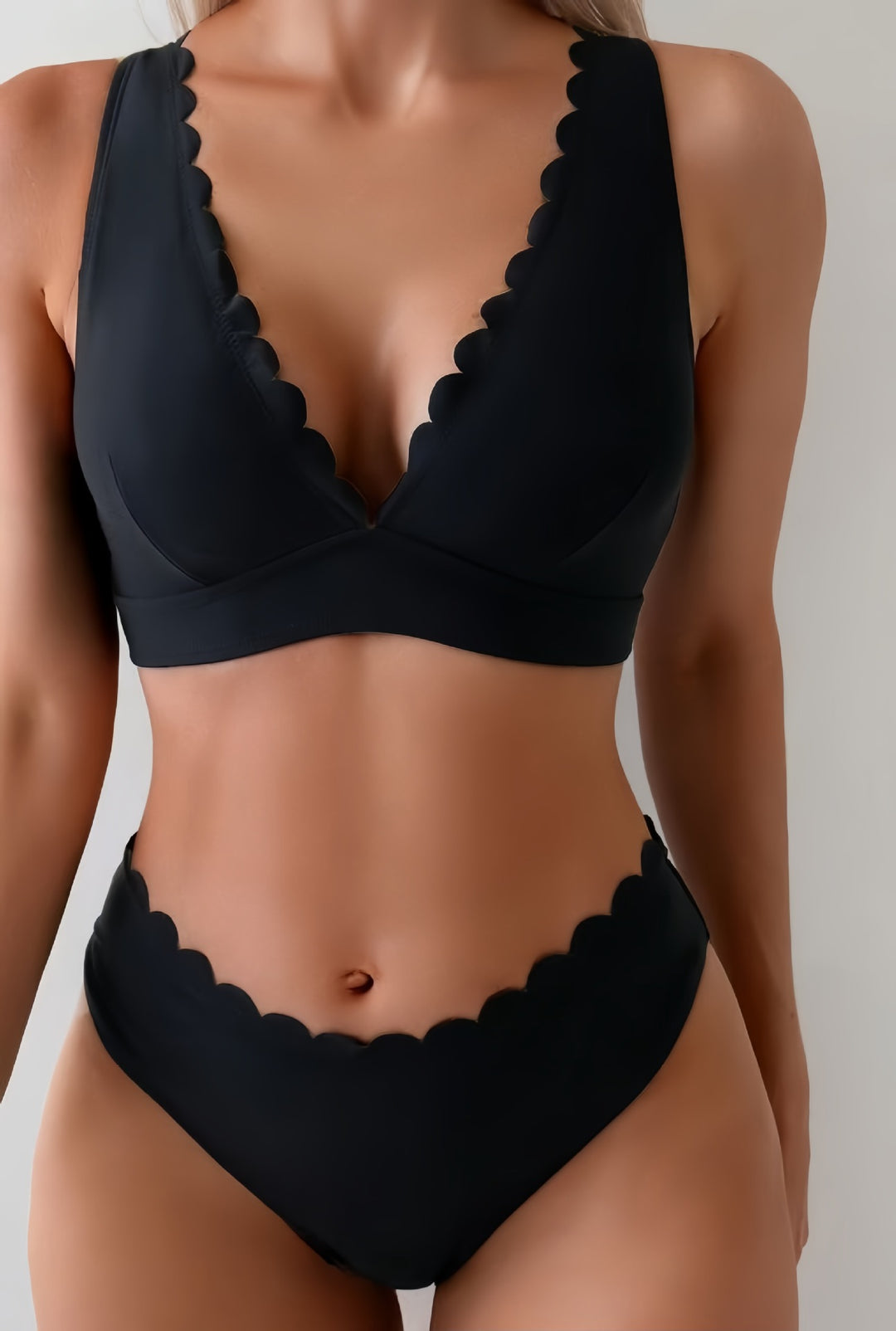Damen Bikini-Set mit eleganten Wellenkanten und tiefem V-Ausschnitt EB