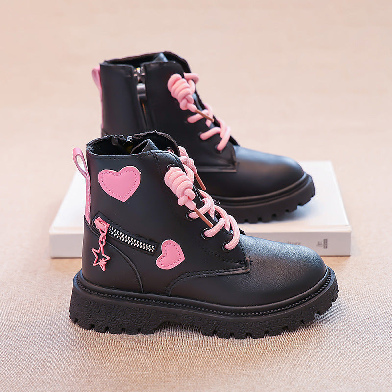 Damen modische Stiefeletten mit herzförmigen Applikationen und robustem Sohlenprofil EB