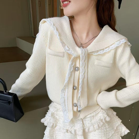 Damen Strickjacke mit Rüschen-Halsband und dekorativen Knöpfen EB