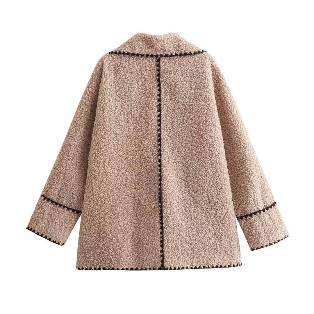 Damen nan kurz geschnittener Teddy-Mantel mit großem Schalkragen, aufgesetzten Taschen und kontrastierendem Zierbesatz EB