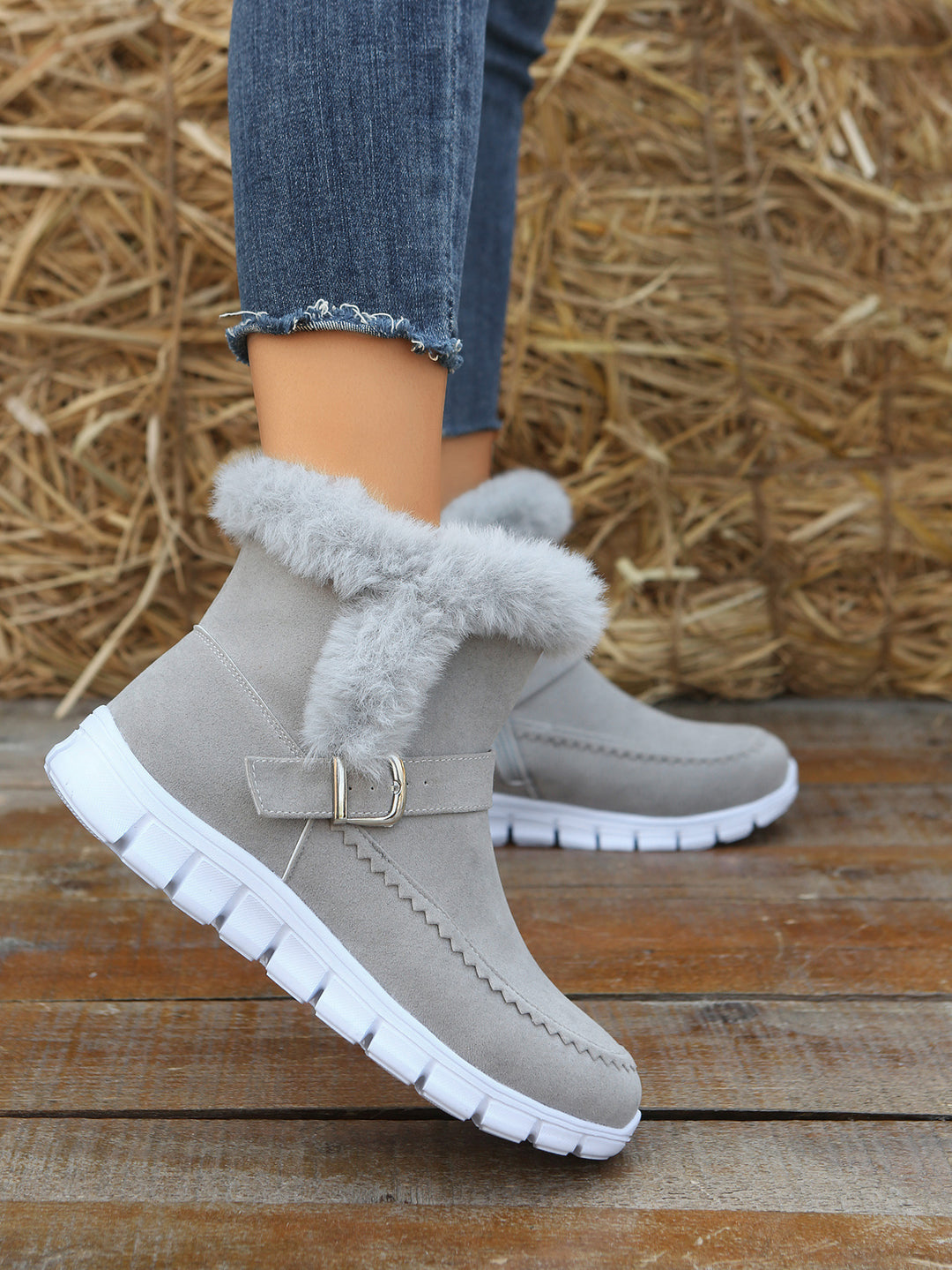 Damen nan gefütterte Kurzstiefel mit Kunstfellbesatz, Velourslederoptik, seitlichem Reißverschluss, dekorativer Metallschnalle und profilierter Lightweight-Sohle EB
