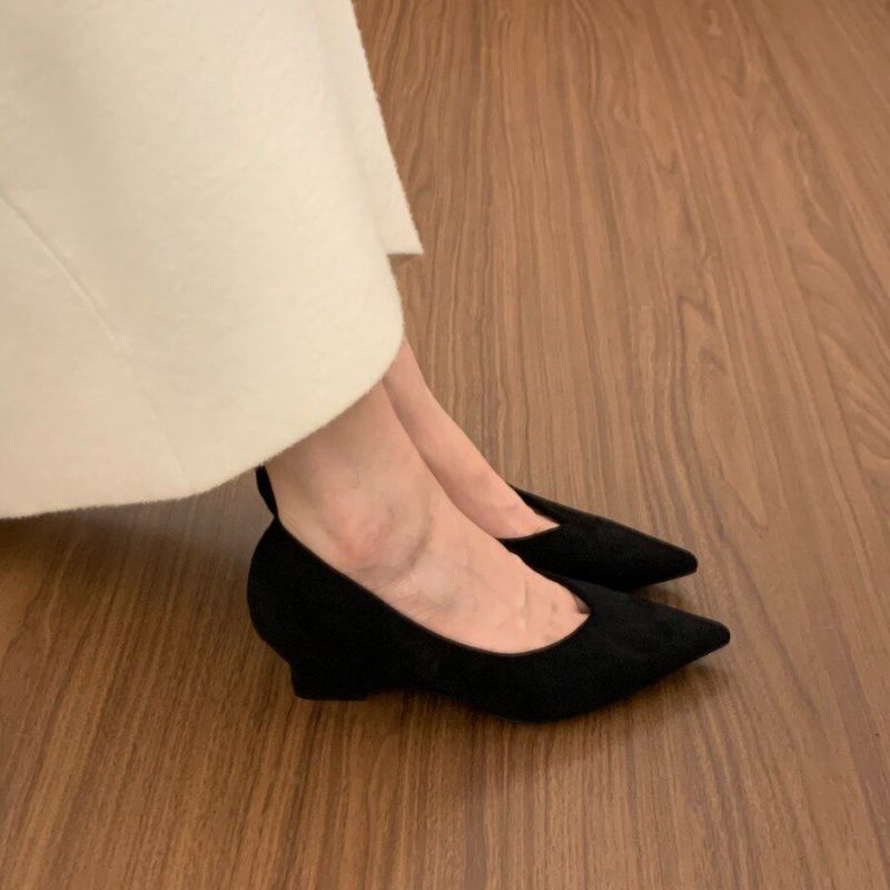 Damen elegante Pumps mit verspielt geschwungenem Design und Schleifenakzenten EB