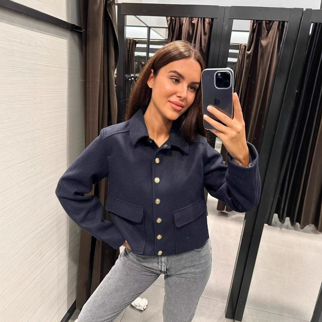 Damen Kurztaillierte Wolljacke mit Zierknöpfen und Pattentaschen EB