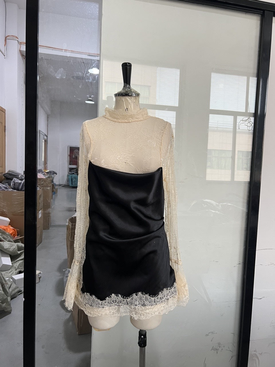 Damen elegantes Spitzen- und Seidenkleid EB